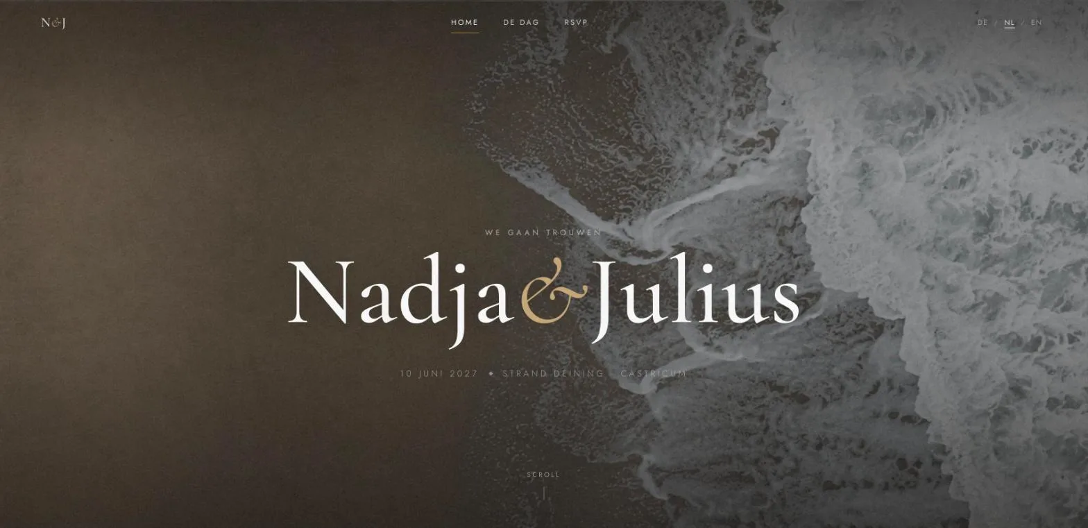 De homepage van nadja-julius.nl: de namen Nadja & Julius over een luchtfoto van de branding